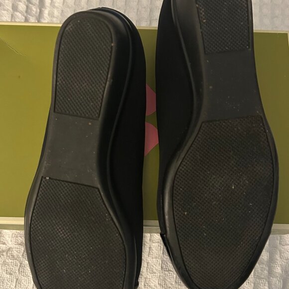 Exceptionally Comfortable and Stylish Black and Patent Leather Women's Shoes - Picture 7 of 9